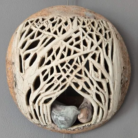 MİNE POYRAZ tarafından 2025 yılında  31x31x12  cm ölçülerinde  Seramik ajur  tekniği ile yapılmıştır.