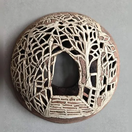 MİNE POYRAZ tarafından 2025 yılında  31x31x12  cm ölçülerinde  Seramik ajur  tekniği ile yapılmıştır.