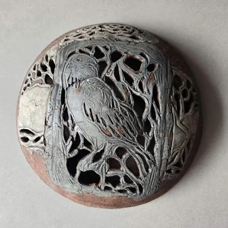 MİNE POYRAZ tarafından 2025 yılında  31x31x12  cm ölçülerinde  Seramik ajur  tekniği ile yapılmıştır.