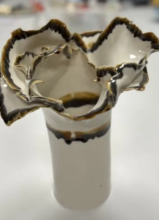 HATİCE YAZICIOĞLU GÜRLER tarafından 2026 yılında 29x21 cm ölçülerinde Serbest elle şekillendirme, porselen çamuru 1220 °c tekniği ile yapılmıştır.