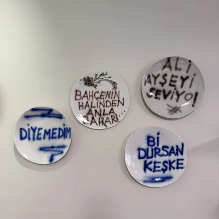 HATİCE YAZICIOĞLU GÜRLER tarafından 2026 yılında 32x32 cm ölçülerinde Serbest elle şekillendirme, porselen çamuru 1220 °c tekniği ile yapılmıştır.