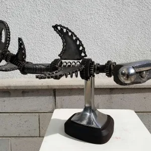 SERKAN ERKOÇ tarafından 2020 yılında 42x74x20 cm ölçülerinde Ahşap, metal tekniği ile yapılmıştır.