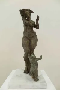 METİN YURDANUR tarafından 47x16x10 cm ölçülerinde Bronz tekniği ile yapılmıştır.