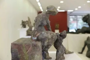 METİN YURDANUR tarafından 28x33x20 cm ölçülerinde Bronz tekniği ile yapılmıştır.