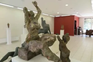 METİN YURDANUR tarafından 35x30x15 cm ölçülerinde Bronz tekniği ile yapılmıştır.