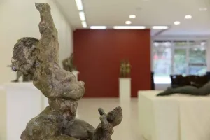 METİN YURDANUR tarafından 35x30x15 cm ölçülerinde Bronz tekniği ile yapılmıştır.