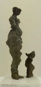 METİN YURDANUR tarafından 41x10x13 cm ölçülerinde Bronz tekniği ile yapılmıştır.