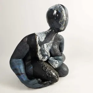 OLGU SÜMENGEN BERKER tarafından 2024 yılında 26x35x30 cm ölçülerinde Siyah, mavi ve siyah mermer desenli porselen, tornada ve elde şekillendirme, 1220 °C sırlı pişirim, astarlar tekniği ile yapılmıştır.