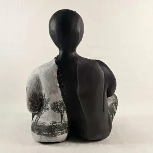 OLGU SÜMENGEN BERKER tarafından 2024 yılında 30x30x24 cm ölçülerinde Siyah porselen, tornada ve elle sekillendirme, beyaz porselen astar, 1240 °C sırlı pişirim, transfer baskı tekniği ile yapılmıştır.