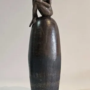 OLGU SÜMENGEN BERKER tarafından 2023 yılında 11x11x38 cm ölçülerinde stoneware çamur, tornada ve elle şekillendirme, dekal baskı, 1220 °C pişirim tekniği ile yapılmıştır.