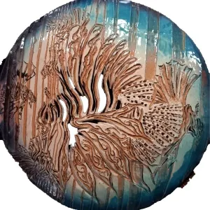 ORÇUN İLTER tarafından 2021 yılında 50x50 cm ölçülerinde Sgrafitto ve Ajur tekniği 1100°C tekniği ile yapılmıştır.