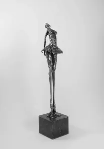 ÖZER AKTAŞ tarafından 7x7x31 cm ölçülerinde Demir Yontu+Kaynak tekniği ile yapılmıştır.