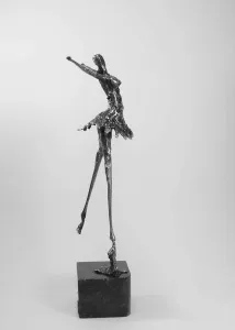 ÖZER AKTAŞ tarafından 9x12x34 cm ölçülerinde Demir Yontu+Kaynak tekniği ile yapılmıştır.