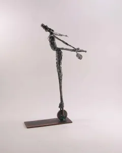 ÖZER AKTAŞ tarafından 2016 yılında 32x15x15 cm ölçülerinde Demir yontu tekniği ile yapılmıştır.