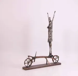 ÖZER AKTAŞ tarafından 2016 yılında 5x20x26 cm ölçülerinde Demir yontu tekniği ile yapılmıştır.