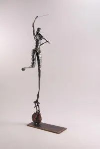 ÖZER AKTAŞ tarafından 2016 yılında 40x20x9 cm ölçülerinde Demir yontu tekniği ile yapılmıştır.