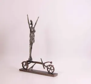 ÖZER AKTAŞ tarafından 2016 yılında 8x17x22 cm ölçülerinde Demir yontu tekniği ile yapılmıştır.