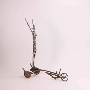 ÖZER AKTAŞ tarafından 2016 yılında 9x25x31 cm ölçülerinde Demir yontu tekniği ile yapılmıştır.