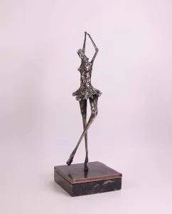 ÖZER AKTAŞ tarafından 2016 yılında 10x10x30 cm ölçülerinde Demir yontu tekniği ile yapılmıştır.