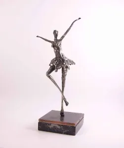 ÖZER AKTAŞ tarafından 2016 yılında 10x10x30 cm ölçülerinde Demir yontu tekniği ile yapılmıştır.