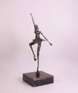 ÖZER AKTAŞ tarafından 2016 yılında 10x10x30 cm ölçülerinde Demir yontu tekniği ile yapılmıştır.