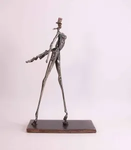 ÖZER AKTAŞ tarafından 2016 yılında 10x17x28 cm ölçülerinde Demir yontu tekniği ile yapılmıştır.