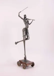 ÖZER AKTAŞ tarafından 2016 yılında 11x11x30 cm ölçülerinde Demir yontu tekniği ile yapılmıştır.