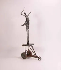 ÖZER AKTAŞ tarafından 2016 yılında 11x15x38 cm ölçülerinde Demir yontu tekniği ile yapılmıştır.