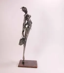 ÖZER AKTAŞ tarafından 2016 yılında 12x12x38 cm ölçülerinde Demir yontu tekniği ile yapılmıştır.