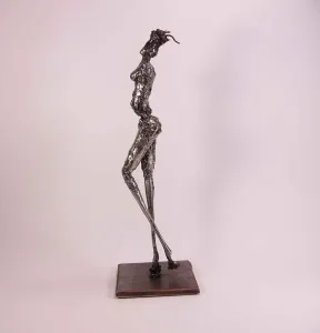 ÖZER AKTAŞ tarafından 2016 yılında 12x12x39 cm ölçülerinde Demir yontu tekniği ile yapılmıştır.