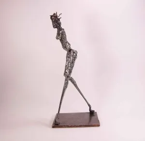 ÖZER AKTAŞ tarafından 2016 yılında 12x16x38 cm ölçülerinde Demir yontu tekniği ile yapılmıştır.