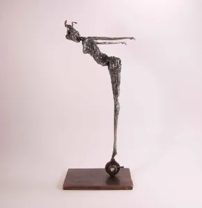 ÖZER AKTAŞ tarafından 2016 yılında 12x16x39 cm ölçülerinde Demir yontu tekniği ile yapılmıştır.