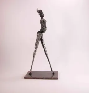 ÖZER AKTAŞ tarafından 2016 yılında 12x18x38 cm ölçülerinde Demir yontu tekniği ile yapılmıştır.