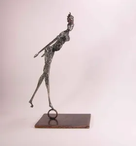 ÖZER AKTAŞ tarafından 2016 yılında 13x22x37 cm ölçülerinde Demir yontu tekniği ile yapılmıştır.