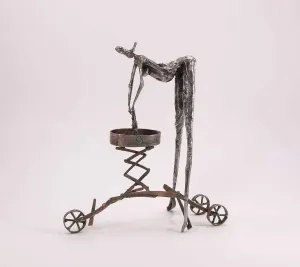 ÖZER AKTAŞ tarafından 2016 yılında 22x21x9 cm ölçülerinde Demir yontu tekniği ile yapılmıştır.