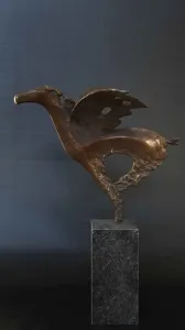 SELÇUK YILMAZ tarafından 66x45x30 cm ölçülerinde Bronz tekniği ile yapılmıştır.