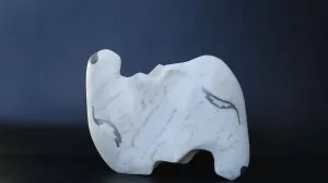 SELÇUK YILMAZ tarafından 35x43x12 cm ölçülerinde mermer+metal tekniği ile yapılmıştır.