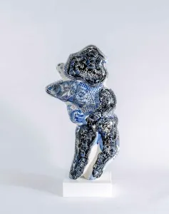 SEMİH KAPLAN tarafından 2016 yılında 55x27x13 cm ölçülerinde Sıraltı Dekorlu Elle Şekillendirme Seramik Form tekniği ile yapılmıştır.