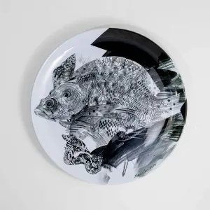 SEMİH KAPLAN tarafından 2015 yılında 60x60 cm ölçülerinde Çini duvar tabağı tekniği ile yapılmıştır.