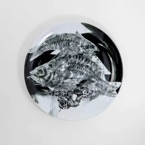 SEMİH KAPLAN tarafından 2015 yılında 60x60 cm ölçülerinde Çini duvar tabağı tekniği ile yapılmıştır.