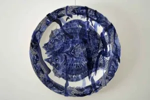 SEMİH KAPLAN tarafından 2008 yılında 50x50 cm ölçülerinde Çini tekniği ile yapılmıştır.