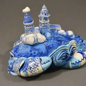 SEMİH KAPLAN tarafından 2018 yılında 42x33x30 cm ölçülerinde Sıraltı Dekorlu Elle Şekillendirme Seramik Form tekniği ile yapılmıştır.