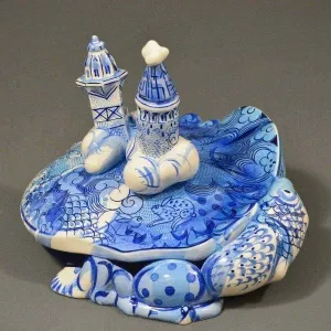 SEMİH KAPLAN tarafından 2018 yılında 42x33x30 cm ölçülerinde Sıraltı Dekorlu Elle Şekillendirme Seramik Form tekniği ile yapılmıştır.