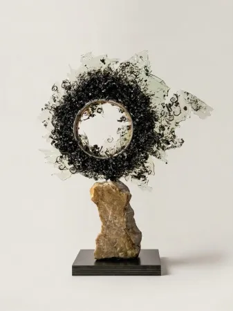 TUNCAY KOÇAY tarafından 2026 yılında 30x38x12 cm ölçülerinde Polyester reçine, torna talaşı, ahşap, metal, doğal taş tekniği ile yapılmıştır.