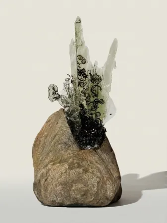 TUNCAY KOÇAY tarafından 2026 yılında 17x35x10 cm ölçülerinde Polyester reçine, torna talaşı, doğal taş tekniği ile yapılmıştır.