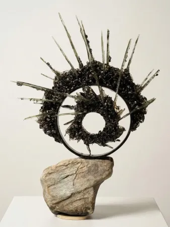 TUNCAY KOÇAY tarafından 2026 yılında 32x44x12 cm ölçülerinde Polyester reçine, torna talaşı, metal, doğal taş tekniği ile yapılmıştır.