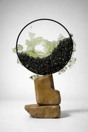 TUNCAY KOÇAY tarafından 2026 yılında 24x45x10 cm ölçülerinde Polyester reçine, torna talaşı, ahşap, doğal taş tekniği ile yapılmıştır.