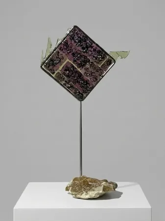 TUNCAY KOÇAY tarafından 2026 yılında 24x44x11 cm ölçülerinde Polyester reçine, torna talaşı, metal, doğal taş tekniği ile yapılmıştır.