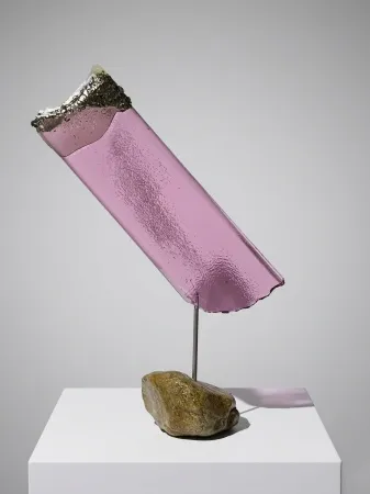 TUNCAY KOÇAY tarafından 2026 yılında 30x43x10 cm ölçülerinde Polyester reçine, torna talaşı, metal, doğal taş tekniği ile yapılmıştır.