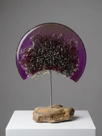 TUNCAY KOÇAY tarafından 2026 yılında 26x37x17 cm ölçülerinde Polyester reçine, torna talaşı, doğal taş tekniği ile yapılmıştır.